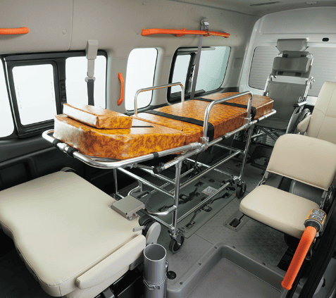 日産キャラバン福祉車両 - ストレッチャー対応内装